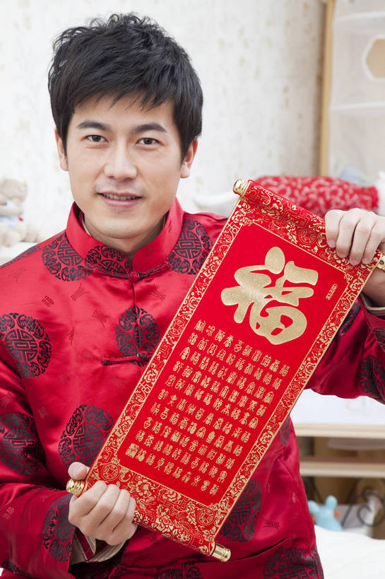 东方人,中年人,五官,脸,头发,一个人,家庭,父亲,笑,竖图,彩色,室内,正面,民族服装,卧室,北京,中国,春节,新年,亚洲,传统服饰,节日,书法,图片,红色,黑色,休闲,健康,舒服,温暖,温馨,喜庆,一家人,家居,摄影,生活方式,和睦,毛发,气氛,居室,男人,中国人,年轻人,坐着,半身,愉快,福字帖,唐装,融洽,传统文化,bj174