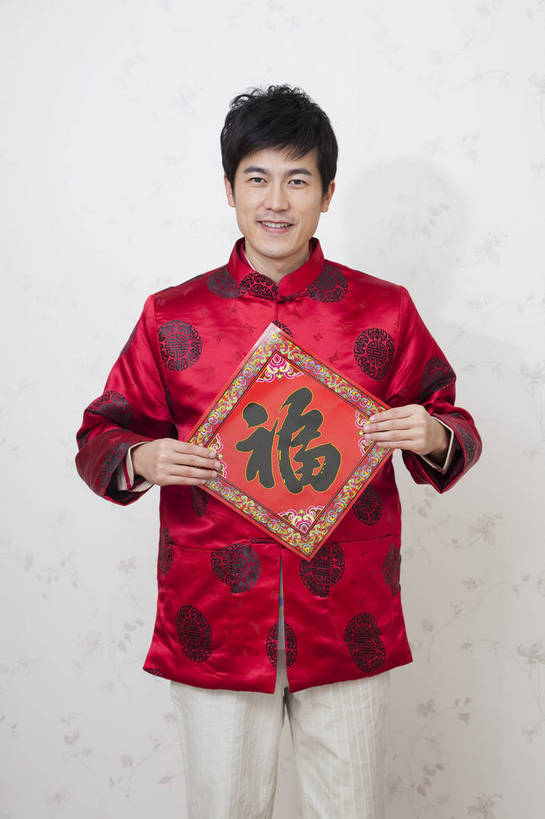 东方人,中年人,五官,脸,头发,一个人,家庭,父亲,笑,竖图,彩色,室内,正面,民族服装,北京,中国,春节,新年,亚洲,传统服饰,节日,书法,图片,红色,黑色,站着,休闲,健康,舒服,温暖,温馨,喜庆,一家人,家居,摄影,生活方式,和睦,毛发,气氛,居室,男人,中国人,年轻人,半身,愉快,福字帖,唐装,融洽,传统文化,bj174
