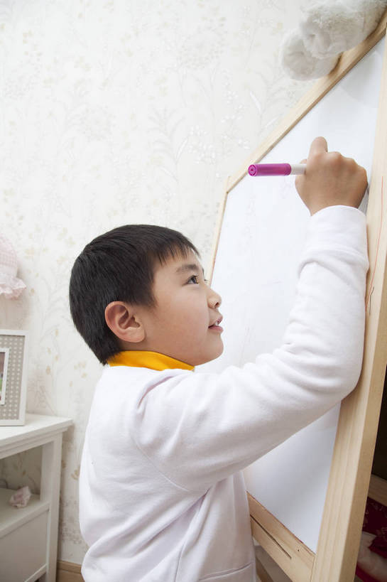 东方人,儿童,脸,头发,一个人,家庭,站,微笑,竖图,彩色,室内,侧面,纯洁,书房,北京,中国,亚洲,写字,学习,图片,书桌,小孩,黑色,白板,站着,休闲,健康,舒服,温暖,温馨,一家人,休闲服,彩笔,家居,可爱,童年,童趣,摄影,生活方式,和睦,毛发,气氛,居室,无忧无虑,天真,男孩,男人,男性,中国人,孩子,画画,站立,半身,愉快,融洽,男生,bj174