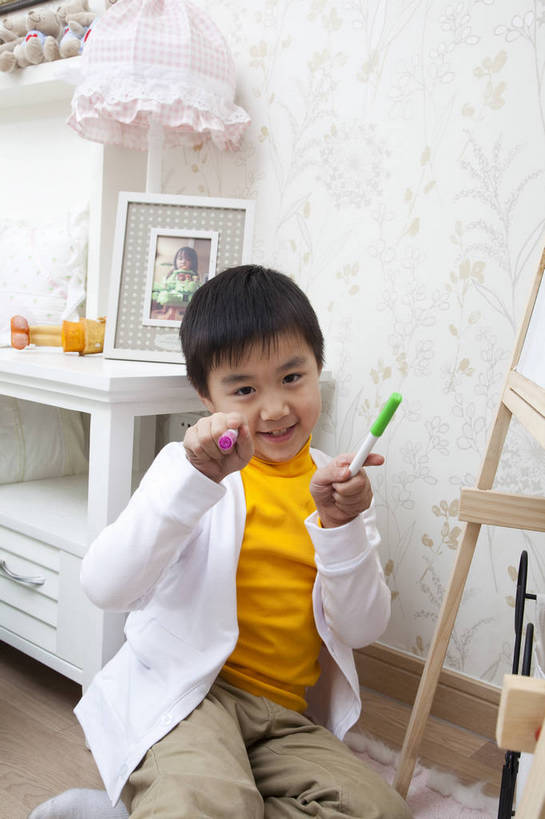 东方人,儿童,脸,头发,一个人,家庭,站,微笑,竖图,彩色,室内,正面,纯洁,书房,北京,中国,亚洲,写字,学习,图片,书桌,小孩,黑色,白板,站着,休闲,健康,舒服,温暖,温馨,一家人,休闲服,彩笔,家居,可爱,童年,童趣,摄影,生活方式,和睦,毛发,气氛,居室,无忧无虑,天真,男孩,男人,男性,中国人,孩子,画画,站立,坐着,半身,愉快,融洽,男生,bj174