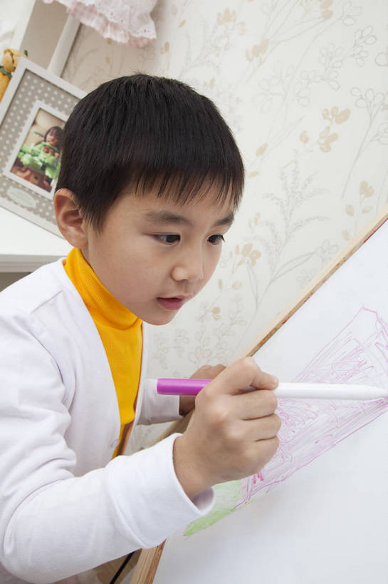 东方人,儿童,脸,头发,一个人,家庭,站,微笑,竖图,彩色,室内,侧面,纯洁,书房,北京,中国,亚洲,写字,学习,图片,书桌,小孩,黑色,白板,站着,休闲,健康,舒服,温暖,温馨,一家人,休闲服,彩笔,家居,可爱,童年,童趣,摄影,生活方式,和睦,毛发,气氛,居室,无忧无虑,天真,男孩,男人,男性,中国人,孩子,画画,站立,坐着,半身,愉快,融洽,男生,bj174