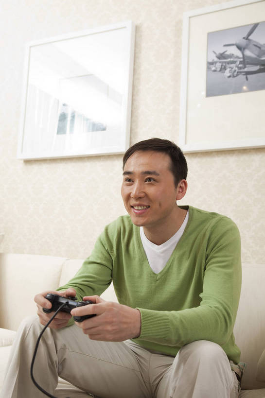 东方人,中年人,五官,脸,头发,一个人,家庭,客厅,微笑,竖图,彩色,室内,正面,沙发,北京,中国,亚洲,图片,休闲装,黑色,享受,休闲,健康,舒服,温暖,温馨,一家人,家居,摄影,生活方式,和睦,毛发,电玩,气氛,居室,玩游戏,男人,中国人,年轻人,坐着,半身,愉快,融洽,bj174