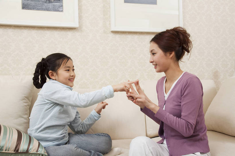 东方人,儿童,中年人,五官,脸,头发,两个人,家庭,母亲,女儿,客厅,站,微笑,横图,彩色,室内,侧面,游戏,纯洁,沙发,北京,中国,亚洲,图片,书桌,小孩,小女孩,黑色,站着,休闲,健康,舒服,温暖,温馨,母女,一家人,辫子,休闲服,家居,可爱,童年,童趣,摄影,生活方式,照顾,和睦,毛发,气氛,划拳,居室,无忧无虑,天真,男孩,男人,男性,女人,中国人,孩子,年轻人,玩耍,站立,坐着,半身,爱,愉快,融洽,男生,bj174