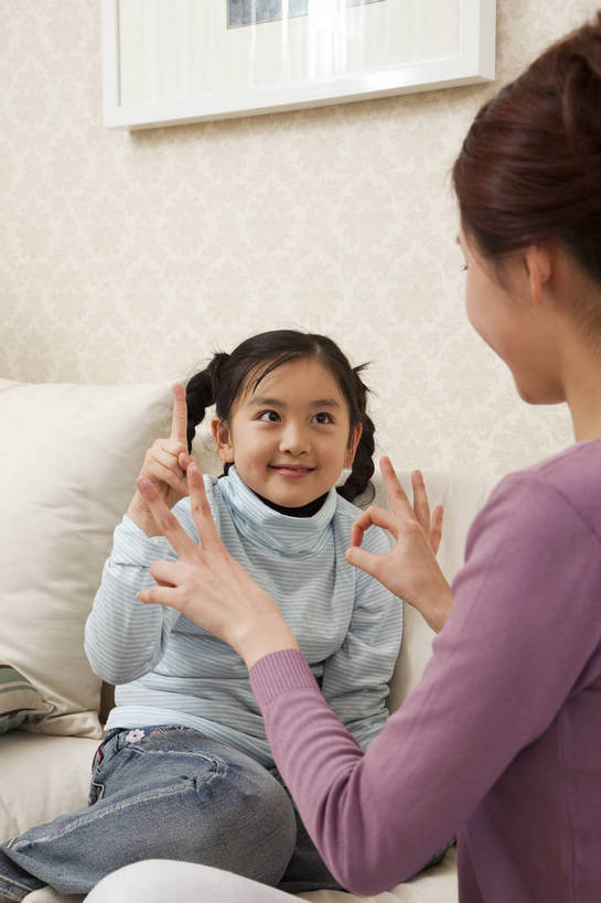 东方人,儿童,中年人,五官,脸,头发,两个人,家庭,母亲,女儿,客厅,站,微笑,竖图,彩色,室内,正面,游戏,纯洁,沙发,北京,中国,亚洲,图片,书桌,小孩,小女孩,黑色,站着,休闲,健康,舒服,温暖,温馨,母女,一家人,辫子,休闲服,家居,可爱,童年,童趣,摄影,生活方式,照顾,和睦,毛发,气氛,划拳,居室,无忧无虑,天真,男孩,男人,男性,女人,中国人,孩子,年轻人,玩耍,站立,坐着,半身,爱,愉快,融洽,男生,bj174