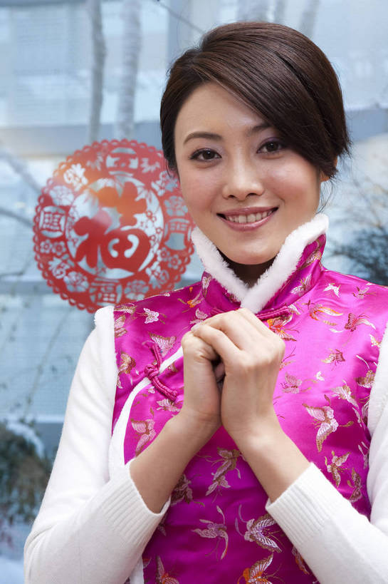 东方人,五官,脸,头发,一个人,家庭,客厅,笑,竖图,彩色,室内,正面,民族服装,北京,中国,春节,新年,亚洲,传统服饰,节日,图片,红色,黑色,休闲,健康,舒服,温暖,温馨,喜庆,一家人,家居,美女,抱拳,摄影,生活方式,和睦,毛发,气氛,居室,窗花,女人,中国人,年轻人,坐着,半身,愉快,拜年,唐装,融洽,传统文化,bj174