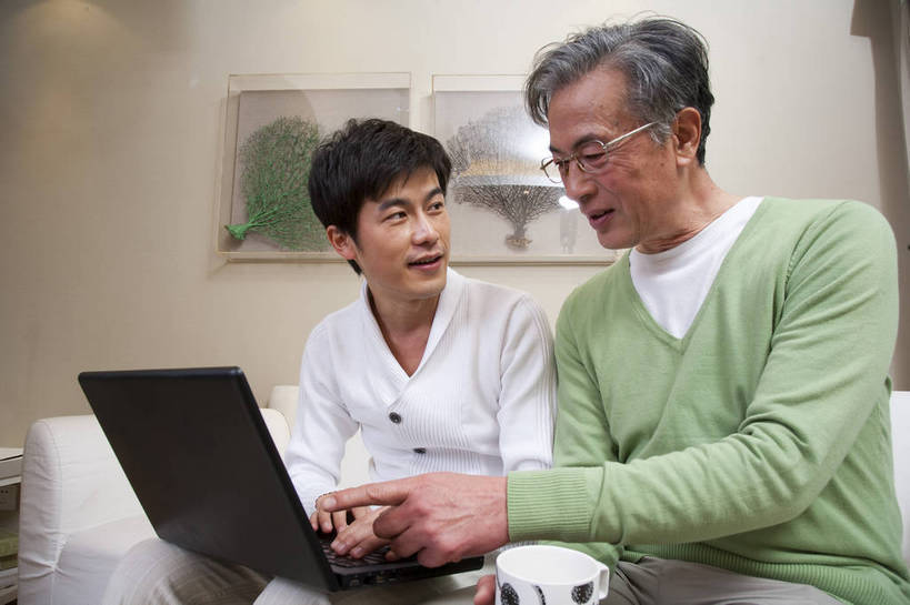 东方人,中年人,老年人,五官,脸,头发,两个人,家庭,客厅,笑,横图,彩色,室内,侧面,电脑,北京,中国,亚洲,图片,休闲装,喝茶,老人,黑色,笔记本,享受,休闲,健康,舒服,温暖,温馨,父子,一家人,家居,摄影,生活方式,照顾,和睦,毛发,气氛,居室,团圆,上网,老年男性,男人,男性,中国人,年轻人,坐着,半身,爱,愉快,融洽,bj174