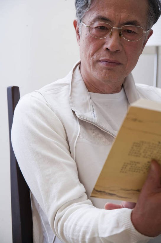 东方人,老年人,五官,脸,头发,家庭,笑,竖图,彩色,室内,正面,阅读,书房,北京,中国,亚洲,图片,眼镜,盆景,休闲装,黑色,绿色植物,享受,休闲,健康,舒服,温暖,温馨,一家人,家居,摄影,生活方式,和睦,毛发,气氛,居室,老年男性,男人,男性,中国人,茶杯,坐着,半身,爱,愉快,融洽,bj174