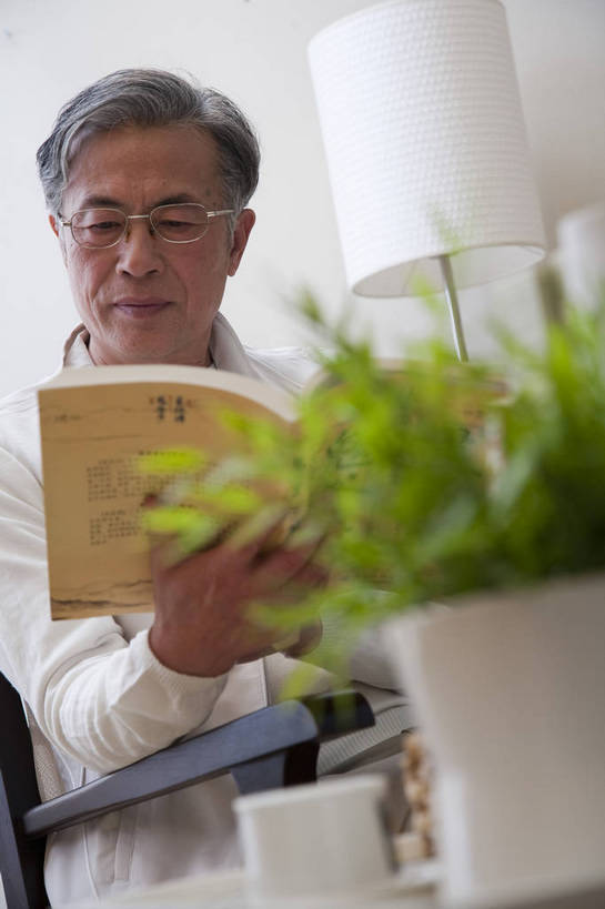 东方人,老年人,五官,脸,头发,家庭,笑,竖图,彩色,室内,正面,阅读,书房,北京,中国,亚洲,图片,眼镜,盆景,休闲装,黑色,绿色植物,享受,休闲,健康,舒服,温暖,温馨,一家人,家居,摄影,生活方式,和睦,毛发,气氛,居室,老年男性,男人,男性,中国人,茶杯,坐着,半身,爱,愉快,融洽,bj174