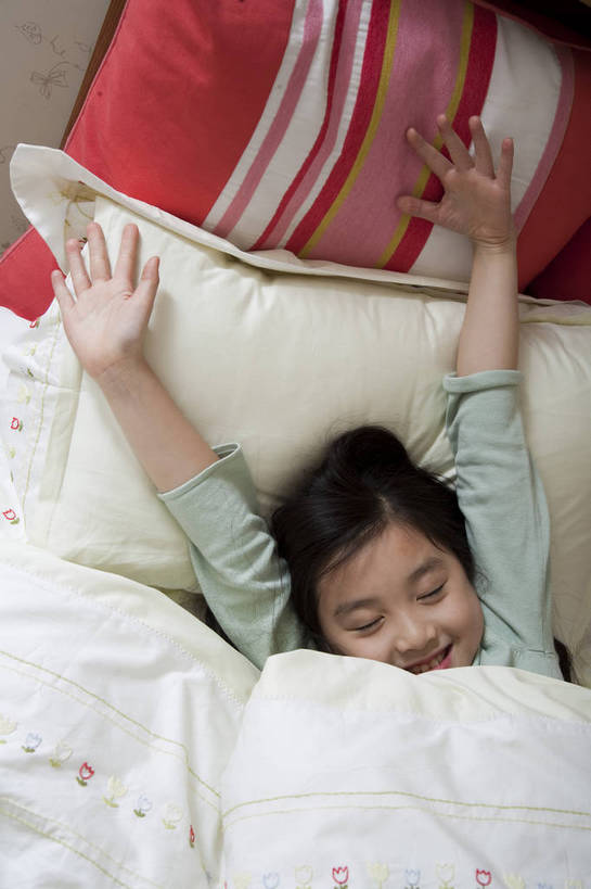 东方人,儿童,五官,脸,头发,一个人,家庭,站,笑,竖图,彩色,室内,正面,纯洁,床,卧室,北京,中国,亚洲,图片,休闲装,伸懒腰,小孩,黑色,站着,享受,休息,休闲,健康,舒服,温暖,温馨,一家人,家居,可爱,童年,童趣,摄影,生活方式,和睦,毛发,气氛,居室,被窝,无忧无虑,天真,男孩,男人,男性,女孩,中国人,孩子,睡觉,躺着,站立,半身,愉快,融洽,男生,bj174