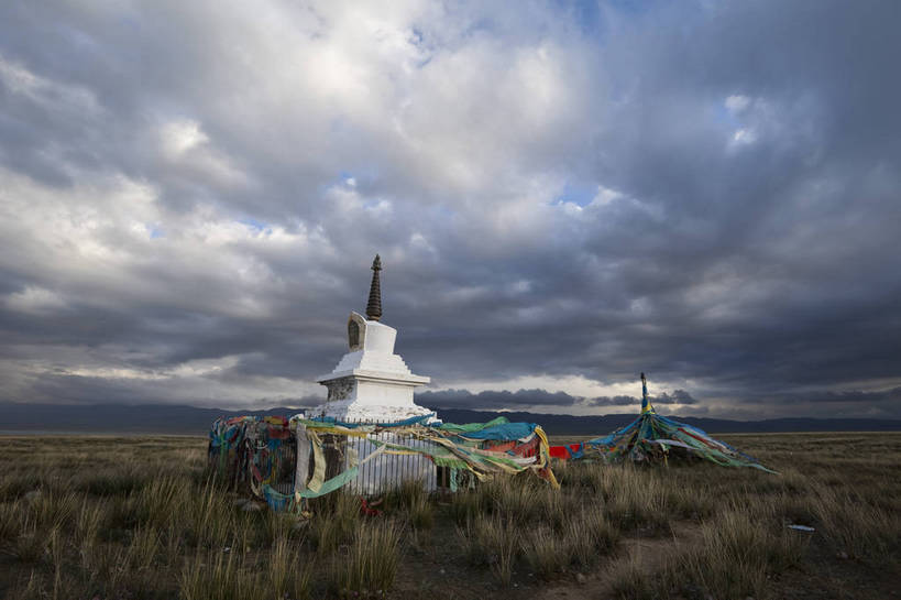 无人,横图,室外,白天,旅游,度假,名胜古迹,标志建筑,地标,建筑,旗帜,青海湖,中国,亚洲,遗迹,田野,云,塔,古迹,文物,娱乐,建设,古建筑,蓝天,平原,享受,休闲,旅游胜地,放松,中国文化,古文明,东亚,青海,青海省,中华人民共和国,西北地区,青,咸水湖,旅行,传统文化,二郎剑风景区,bj174