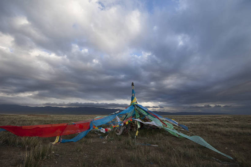 无人,横图,室外,白天,旅游,度假,名胜古迹,标志建筑,地标,建筑,旗帜,青海湖,中国,亚洲,遗迹,田野,云,塔,古迹,文物,娱乐,建设,古建筑,蓝天,平原,享受,休闲,旅游胜地,放松,中国文化,古文明,东亚,青海,青海省,中华人民共和国,西北地区,青,咸水湖,旅行,传统文化,二郎剑风景区,bj174