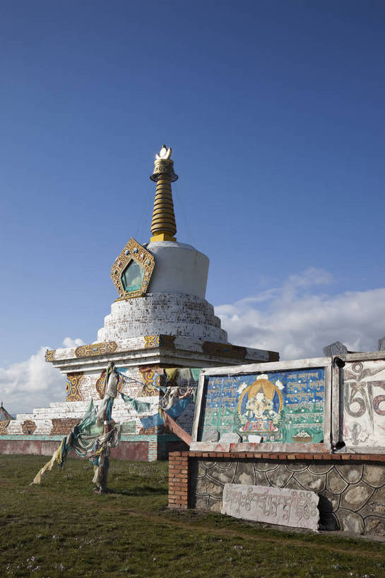 无人,竖图,室外,白天,旅游,度假,名胜古迹,标志建筑,地标,建筑,旗帜,青海湖,中国,亚洲,遗迹,田野,云,塔,古迹,文物,娱乐,建设,古建筑,蓝天,平原,享受,休闲,旅游胜地,放松,中国文化,古文明,东亚,青海,青海省,中华人民共和国,西北地区,青,咸水湖,旅行,传统文化,二郎剑风景区,bj174