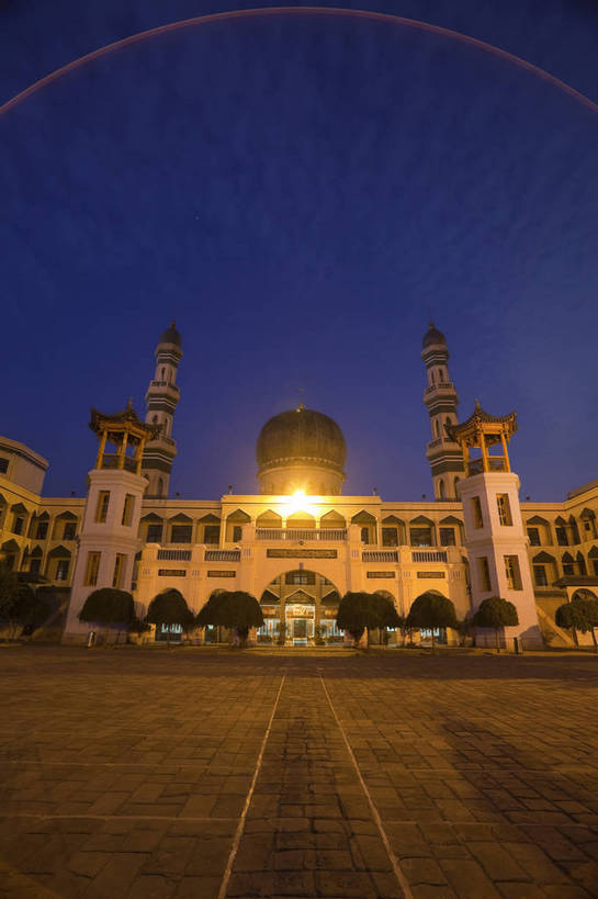 无人,寺庙,竖图,室外,旅游,度假,名胜古迹,标志建筑,地标,建筑,夜景,遗迹,古迹,文物,娱乐,建设,古建筑,历史建筑,享受,休闲,旅游胜地,放松,宗教,中国文化,古文明,青海,西宁,东关清真大寺,灯火辉煌,旅行,传统文化,bj174