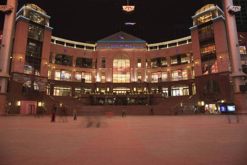 横图,室外,旅游,度假,美景,名胜古迹,标志建筑,城市,道路,地标,建筑,街道,路,夜景,公路,北京,中国,亚洲,遗迹,景观,交通,首都,古迹,文物,娱乐,建设,现代,古建筑,商业街,享受,休闲,旅游胜地,摩天大厦,景色,放松,古文明,东亚,中华人民共和国,北京市,京,北平,华北地区,朝阳区,灯火辉煌,繁荣,马路,旅行,北京CBD,北京商务中心区,世贸天阶,中国北京大北窑,bj174