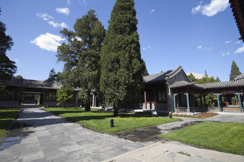 无人,学校,教学楼,横图,室外,白天,旅游,度假,草坪,名胜古迹,树林,标志建筑,地标,建筑,北京,中国,遗迹,古迹,文物,娱乐,建设,古建筑,校园,蓝天,享受,休闲,旅游胜地,放松,风光,中国文化,古文明,东亚,旅行,传统文化,清华大学,bj174