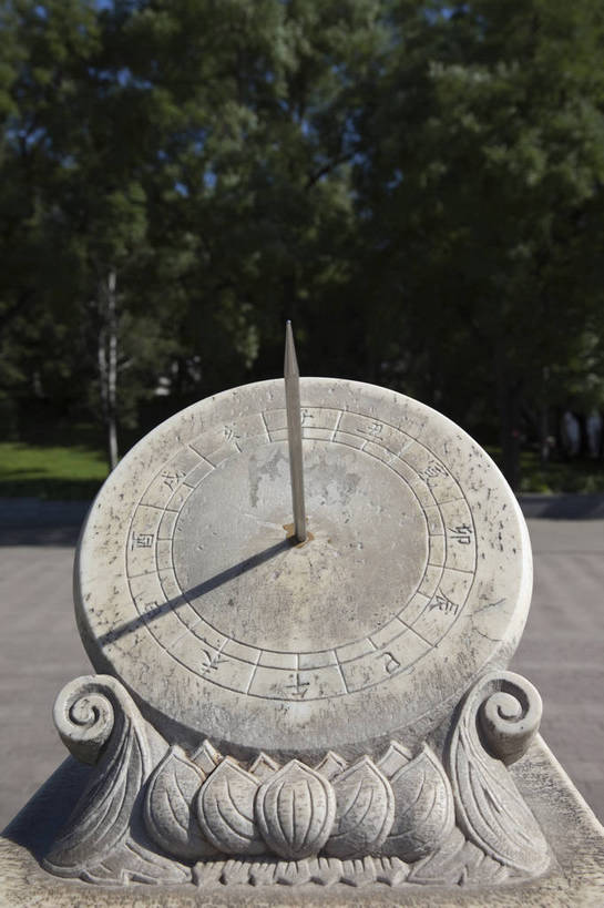 无人,学校,教学楼,竖图,室外,特写,白天,旅游,度假,名胜古迹,树林,标志建筑,地标,建筑,北京,中国,遗迹,古迹,文物,娱乐,建设,古建筑,享受,休闲,旅游胜地,放松,风光,中国文化,日晷,古文明,东亚,旅行,传统文化,清华大学,bj174