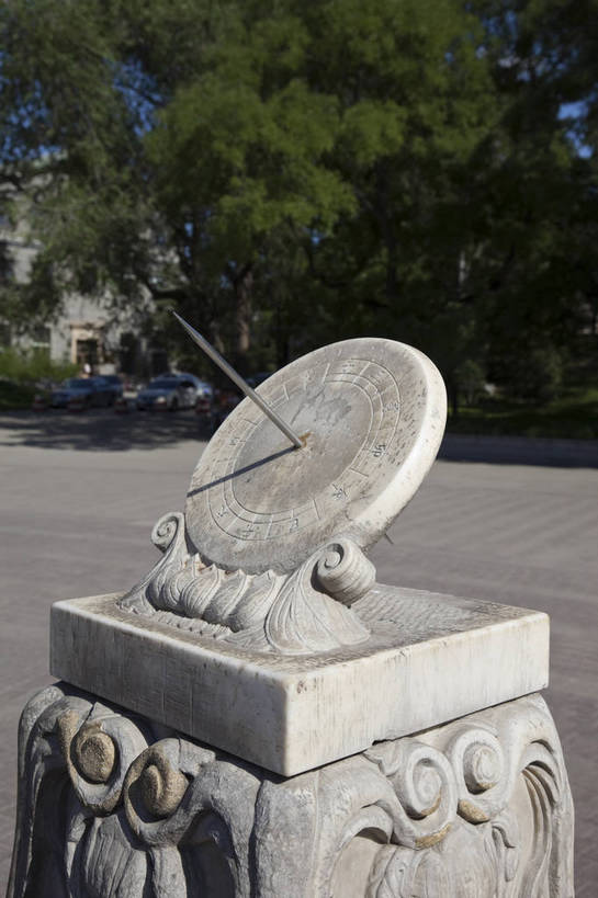 无人,学校,教学楼,竖图,室外,特写,白天,旅游,度假,名胜古迹,树林,标志建筑,地标,建筑,北京,中国,遗迹,古迹,文物,娱乐,建设,古建筑,享受,休闲,旅游胜地,放松,风光,中国文化,日晷,古文明,东亚,旅行,传统文化,清华大学,bj174