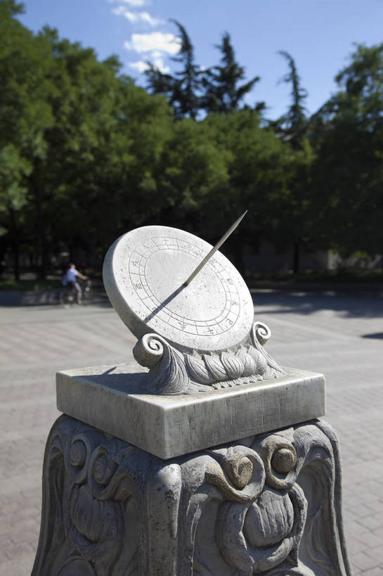 无人,学校,教学楼,竖图,室外,特写,白天,旅游,度假,名胜古迹,树林,标志建筑,地标,建筑,北京,中国,遗迹,古迹,文物,娱乐,建设,古建筑,享受,休闲,旅游胜地,放松,风光,中国文化,日晷,古文明,东亚,旅行,传统文化,清华大学,bj174