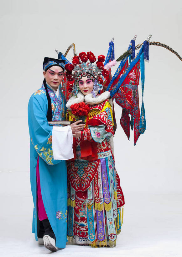 两个人,演员,竖图,彩色,白色背景,正面,化妆,北京,中国,亚洲,表演,艺术,造型,鲜艳,头饰,图片,注视,文化,脸谱,观察,看,站着,表情,竖,姿势,摄影,服饰,观看,武将,动作,察看,关注,中国文化,唱戏,戏剧,民族服饰,演出服,京剧,东亚,国粹,穆桂英,男人,女人,中国人,年轻人,情侣,全身,影棚拍摄,化装,中国戏曲,传统文化,舞台妆,刀马旦,bj174