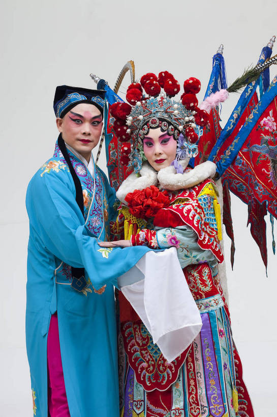两个人,演员,竖图,彩色,白色背景,正面,化妆,北京,中国,亚洲,表演,艺术,造型,鲜艳,头饰,图片,注视,文化,脸谱,观察,看,站着,表情,竖,姿势,摄影,服饰,观看,武将,动作,察看,关注,中国文化,唱戏,戏剧,民族服饰,演出服,京剧,东亚,国粹,穆桂英,男人,女人,中国人,年轻人,情侣,半身,影棚拍摄,化装,中国戏曲,传统文化,舞台妆,刀马旦,bj174