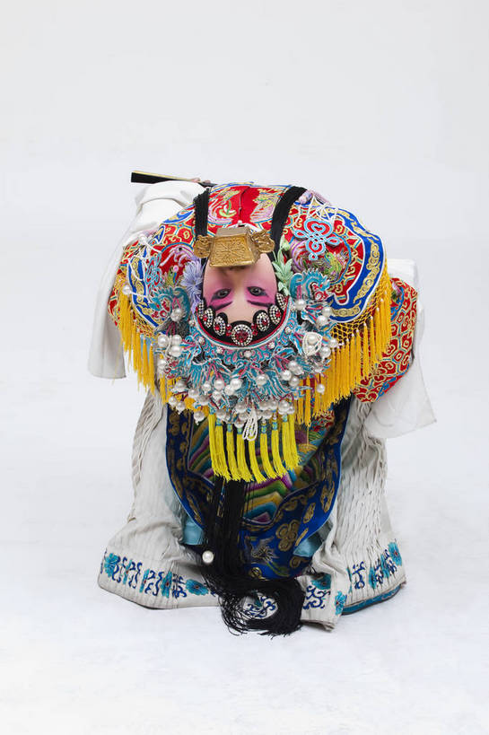 一个人,演员,竖图,彩色,白色背景,正面,化妆,北京,中国,亚洲,仅一个人,表演,艺术,造型,鲜艳,头饰,图片,注视,文化,脸谱,观察,看,站着,表情,姿势,摄影,服饰,观看,动作,察看,关注,中国文化,戏剧,民族服饰,演出服,京剧,东亚,国粹,杨贵妃,青衣,女人,中国人,年轻人,全身,影棚拍摄,化装,中国戏曲,传统文化,舞台妆,bj174