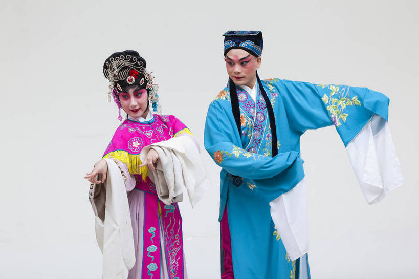 两个人,演员,横图,彩色,白色背景,正面,化妆,北京,中国,亚洲,表演,艺术,造型,鲜艳,头饰,图片,注视,文化,脸谱,观察,看,站着,表情,姿势,摄影,服饰,观看,动作,察看,生,关注,中国文化,戏剧,民族服饰,演出服,京剧,东亚,国粹,花旦,男人,女人,中国人,年轻人,全身,影棚拍摄,化装,中国戏曲,传统文化,舞台妆,角色,才子,张珙,张生,小生,bj174