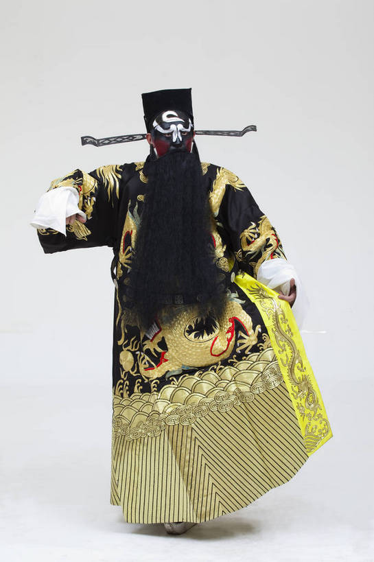 中年人,一个人,演员,竖图,彩色,白色背景,正面,化妆,北京,中国,亚洲,仅一个人,表演,艺术,造型,鲜艳,头饰,图片,注视,文化,脸谱,观察,看,站着,表情,竖,姿势,摄影,服饰,观看,动作,察看,关注,中国文化,戏剧,民族服饰,演出服,京剧,东亚,戏曲,国粹,包公,男人,中国人,全身,影棚拍摄,化装,中国戏曲,传统文化,舞台妆,角色,花脸,净,bj174