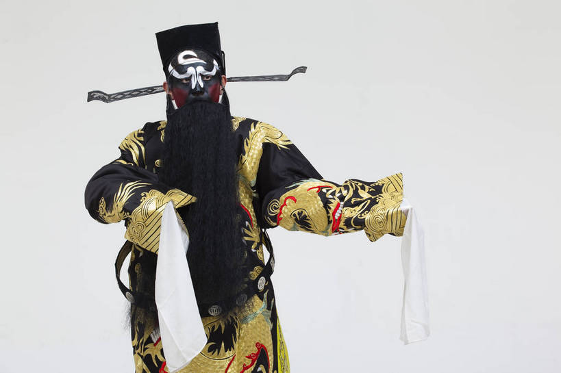 中年人,一个人,演员,横图,彩色,白色背景,正面,化妆,北京,中国,亚洲,仅一个人,表演,艺术,造型,鲜艳,头饰,图片,注视,文化,脸谱,观察,看,站着,表情,竖,姿势,摄影,服饰,观看,动作,察看,关注,中国文化,戏剧,民族服饰,演出服,京剧,东亚,戏曲,国粹,包公,男人,中国人,半身,影棚拍摄,化装,中国戏曲,传统文化,舞台妆,角色,花脸,净,bj174