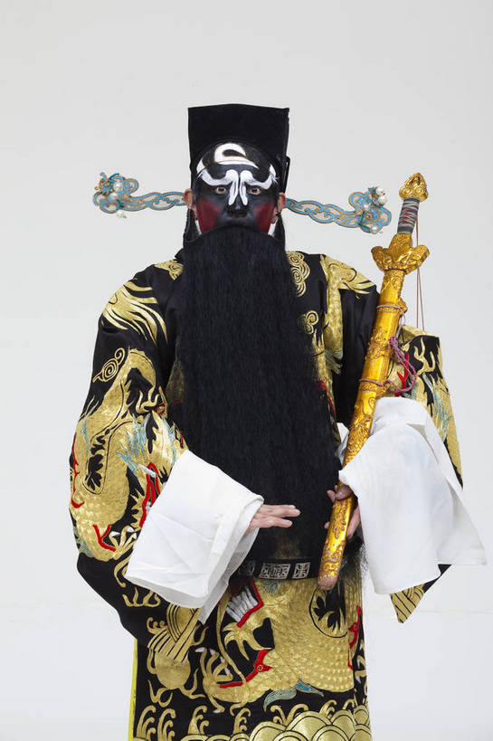 中年人,一个人,演员,竖图,彩色,白色背景,正面,化妆,北京,中国,亚洲,仅一个人,表演,艺术,造型,鲜艳,头饰,图片,注视,文化,脸谱,观察,看,站着,表情,竖,姿势,摄影,服饰,观看,动作,察看,关注,中国文化,戏剧,民族服饰,演出服,京剧,东亚,戏曲,国粹,包公,男人,中国人,半身,影棚拍摄,化装,中国戏曲,传统文化,舞台妆,角色,花脸,净,bj174