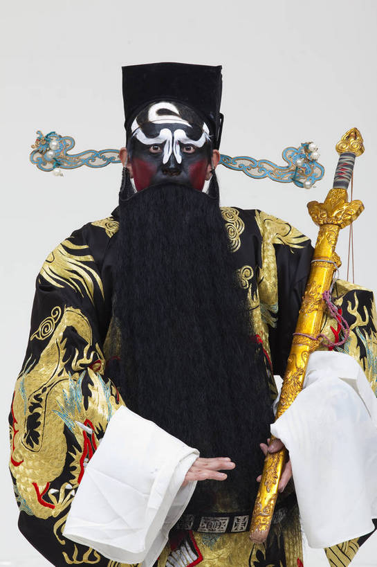 中年人,一个人,演员,竖图,彩色,白色背景,正面,化妆,北京,中国,亚洲,仅一个人,表演,艺术,造型,鲜艳,头饰,图片,注视,文化,脸谱,观察,看,站着,表情,竖,姿势,摄影,服饰,观看,动作,察看,关注,中国文化,戏剧,民族服饰,演出服,京剧,东亚,戏曲,国粹,包公,男人,中国人,半身,影棚拍摄,化装,中国戏曲,传统文化,舞台妆,角色,花脸,净,bj174