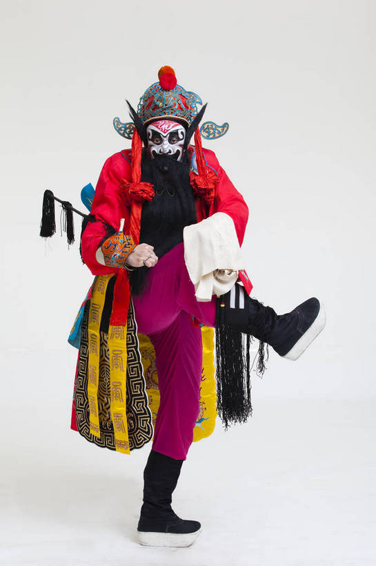 中年人,一个人,演员,竖图,彩色,白色背景,正面,化妆,北京,中国,亚洲,仅一个人,表演,艺术,造型,鲜艳,头饰,图片,注视,文化,脸谱,观察,看,站着,表情,竖,姿势,摄影,服饰,观看,动作,察看,关注,中国文化,戏剧,民族服饰,演出服,京剧,东亚,戏曲,国粹,钟馗,男人,中国人,半身,影棚拍摄,化装,中国戏曲,传统文化,舞台妆,角色,花脸,净,bj174