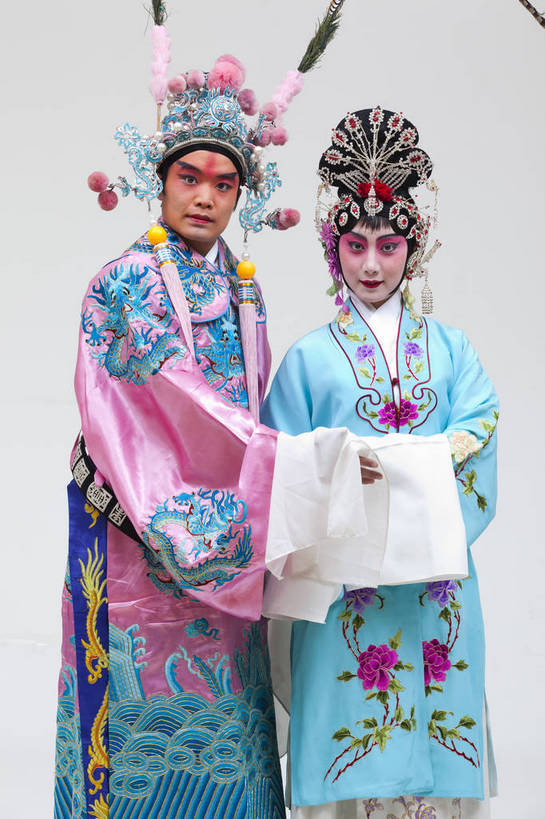 两个人,演员,竖图,彩色,白色背景,正面,化妆,北京,中国,亚洲,表演,艺术,造型,鲜艳,头饰,图片,注视,文化,脸谱,观察,看,站着,表情,竖,姿势,摄影,服饰,观看,武将,动作,察看,关注,中国文化,唱戏,戏剧,民族服饰,演出服,京剧,东亚,将军,国粹,貂蝉,青衣,男人,女人,中国人,年轻人,情侣,全身,影棚拍摄,化装,中国戏曲,武生,传统文化,舞台妆,吕布,吕奉先,bj174