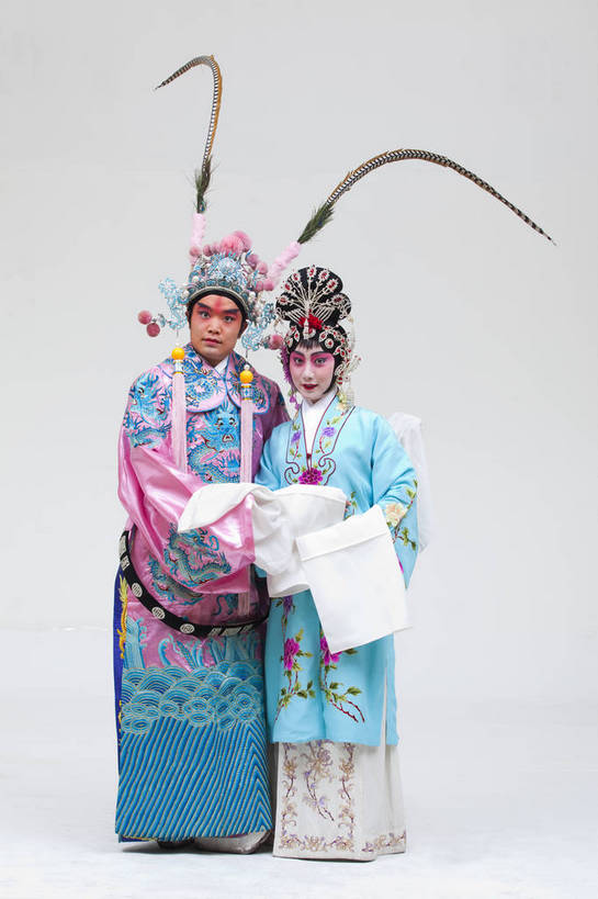 两个人,演员,竖图,彩色,白色背景,正面,化妆,北京,中国,亚洲,表演,艺术,造型,鲜艳,头饰,图片,注视,文化,脸谱,观察,看,站着,表情,竖,姿势,摄影,服饰,观看,武将,动作,察看,关注,中国文化,唱戏,戏剧,民族服饰,演出服,京剧,东亚,将军,国粹,貂蝉,青衣,男人,女人,中国人,年轻人,情侣,全身,影棚拍摄,化装,中国戏曲,武生,传统文化,舞台妆,吕布,吕奉先,bj174