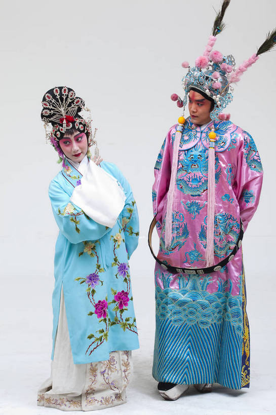 两个人,演员,竖图,彩色,白色背景,正面,化妆,北京,中国,亚洲,表演,艺术,造型,鲜艳,头饰,图片,注视,文化,脸谱,观察,看,站着,表情,竖,姿势,摄影,服饰,观看,武将,动作,察看,关注,中国文化,唱戏,戏剧,民族服饰,演出服,京剧,东亚,将军,国粹,貂蝉,青衣,男人,女人,中国人,年轻人,情侣,全身,影棚拍摄,化装,中国戏曲,武生,传统文化,舞台妆,吕布,吕奉先,bj174