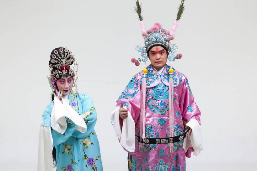 两个人,演员,横图,彩色,白色背景,正面,化妆,北京,中国,亚洲,表演,艺术,造型,鲜艳,头饰,图片,注视,文化,脸谱,观察,看,站着,表情,姿势,摄影,服饰,观看,武将,动作,察看,关注,中国文化,唱戏,戏剧,民族服饰,演出服,京剧,东亚,将军,国粹,貂蝉,青衣,男人,女人,中国人,年轻人,情侣,半身,影棚拍摄,化装,中国戏曲,武生,传统文化,舞台妆,吕布,吕奉先,bj174
