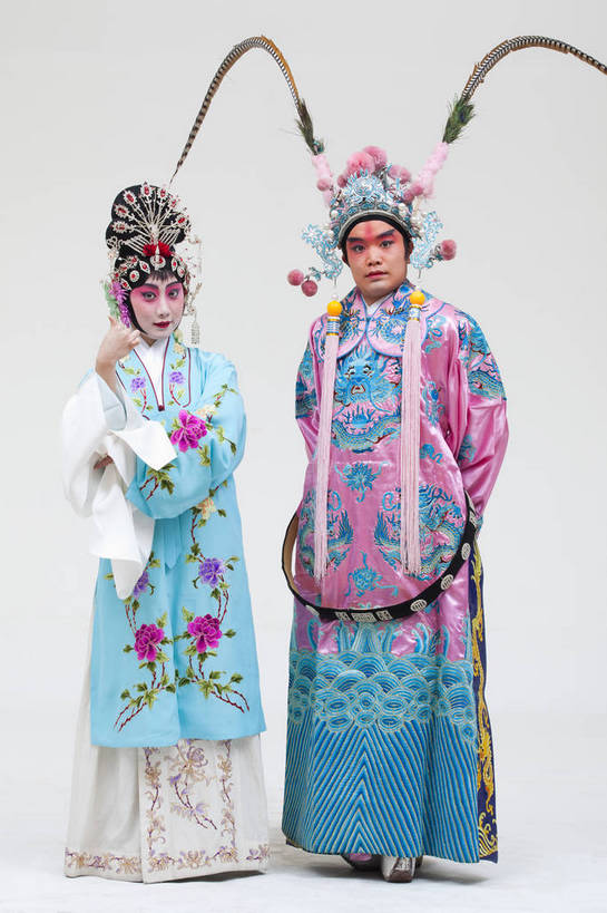 两个人,演员,竖图,彩色,白色背景,正面,化妆,北京,中国,亚洲,表演,艺术,造型,鲜艳,头饰,图片,注视,文化,脸谱,观察,看,站着,表情,竖,姿势,摄影,服饰,观看,武将,动作,察看,关注,中国文化,唱戏,戏剧,民族服饰,演出服,京剧,东亚,将军,国粹,貂蝉,青衣,男人,女人,中国人,年轻人,情侣,全身,影棚拍摄,化装,中国戏曲,武生,传统文化,舞台妆,吕布,吕奉先,bj174