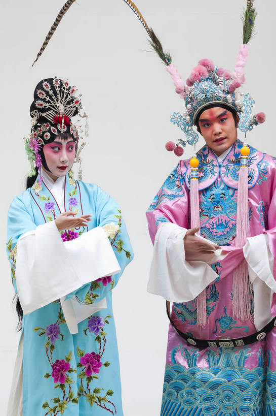 两个人,演员,竖图,彩色,白色背景,正面,化妆,北京,中国,亚洲,表演,艺术,造型,鲜艳,头饰,图片,注视,文化,脸谱,观察,看,站着,表情,竖,姿势,摄影,服饰,观看,武将,动作,察看,关注,中国文化,唱戏,戏剧,民族服饰,演出服,京剧,东亚,将军,国粹,貂蝉,青衣,男人,女人,中国人,年轻人,情侣,半身,影棚拍摄,化装,中国戏曲,武生,传统文化,舞台妆,吕布,吕奉先,bj174