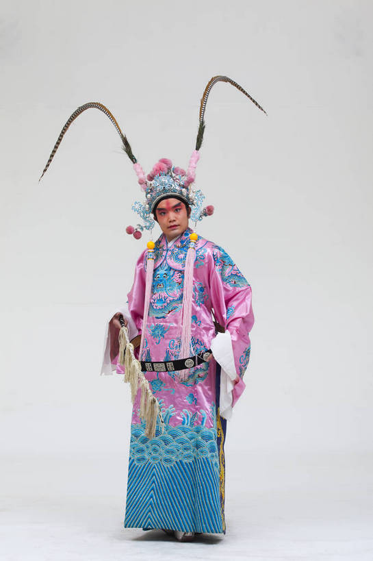 一个人,演员,竖图,彩色,白色背景,正面,化妆,北京,中国,亚洲,仅一个人,表演,艺术,造型,鲜艳,头饰,图片,注视,文化,脸谱,观察,看,站着,表情,竖,姿势,摄影,服饰,观看,武将,动作,察看,关注,中国文化,戏剧,民族服饰,演出服,京剧,东亚,将军,国粹,男人,中国人,年轻人,全身,影棚拍摄,化装,中国戏曲,武生,传统文化,舞台妆,吕布,吕奉先,bj174