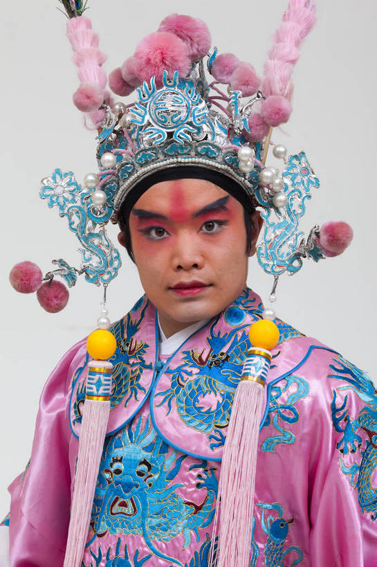 一个人,演员,竖图,彩色,白色背景,正面,化妆,北京,中国,亚洲,仅一个人,表演,艺术,造型,鲜艳,头饰,图片,注视,文化,脸谱,观察,看,站着,表情,竖,姿势,摄影,服饰,观看,武将,动作,察看,关注,中国文化,戏剧,民族服饰,演出服,京剧,东亚,将军,国粹,男人,中国人,年轻人,半身,影棚拍摄,化装,中国戏曲,武生,传统文化,舞台妆,吕布,吕奉先,bj174