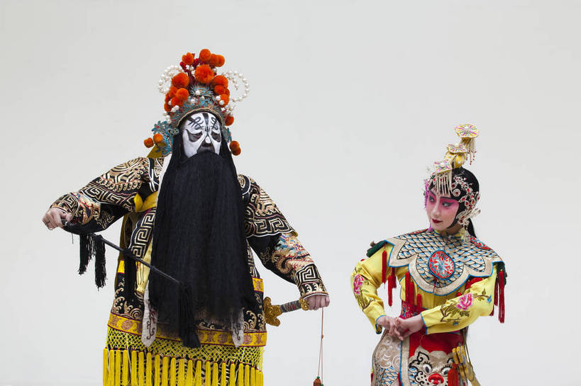 两个人,演员,横图,彩色,白色背景,正面,化妆,北京,中国,亚洲,表演,艺术,造型,鲜艳,头饰,图片,注视,文化,脸谱,观察,看,站着,表情,姿势,摄影,服饰,观看,动作,察看,关注,中国文化,唱戏,戏剧,民族服饰,演出服,京剧,东亚,戏曲,国粹,军事家,青衣,男人,女人,中国人,年轻人,情侣,半身,影棚拍摄,化装,西楚霸王,项籍,项羽,中国戏曲,传统文化,霸王别姬,虞姬,舞台妆,角色,花脸,净,bj174