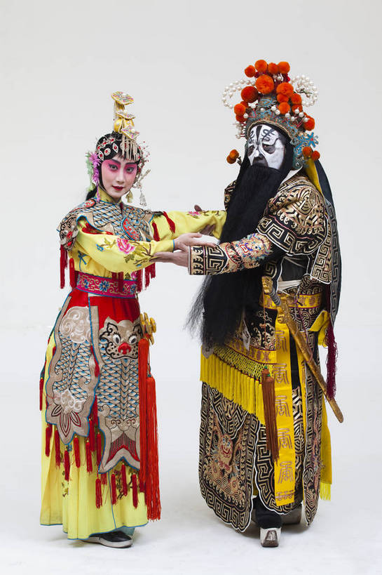 两个人,演员,竖图,彩色,白色背景,正面,化妆,北京,中国,亚洲,表演,艺术,造型,鲜艳,头饰,图片,注视,文化,脸谱,观察,看,站着,表情,竖,姿势,摄影,服饰,观看,动作,察看,关注,中国文化,唱戏,戏剧,民族服饰,演出服,京剧,东亚,戏曲,国粹,军事家,青衣,男人,女人,中国人,年轻人,情侣,全身,影棚拍摄,化装,西楚霸王,项籍,项羽,中国戏曲,传统文化,霸王别姬,虞姬,舞台妆,角色,花脸,净,bj174