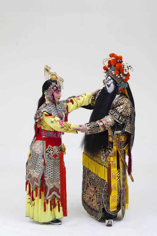 两个人,演员,竖图,彩色,白色背景,正面,化妆,北京,中国,亚洲,表演,艺术,造型,鲜艳,头饰,图片,注视,文化,脸谱,观察,看,站着,表情,竖,姿势,摄影,服饰,观看,动作,察看,关注,中国文化,唱戏,戏剧,民族服饰,演出服,京剧,东亚,戏曲,国粹,军事家,青衣,男人,女人,中国人,年轻人,情侣,全身,影棚拍摄,化装,西楚霸王,项籍,项羽,中国戏曲,传统文化,霸王别姬,虞姬,舞台妆,角色,花脸,净,bj174