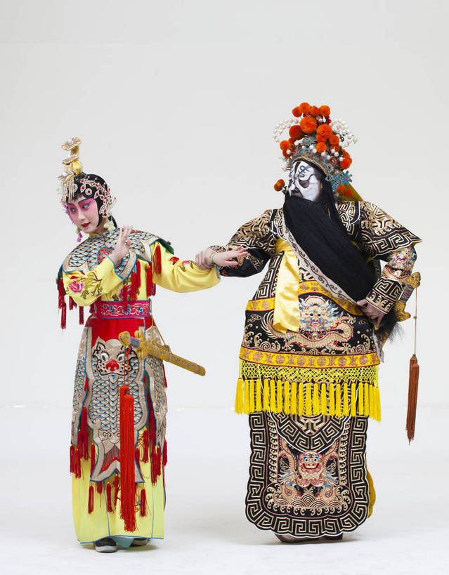 两个人,演员,竖图,彩色,白色背景,正面,化妆,北京,中国,亚洲,表演,艺术,造型,鲜艳,头饰,图片,注视,文化,脸谱,观察,看,站着,表情,竖,姿势,摄影,服饰,观看,动作,察看,关注,中国文化,唱戏,戏剧,民族服饰,演出服,京剧,东亚,戏曲,国粹,军事家,青衣,男人,女人,中国人,年轻人,情侣,全身,影棚拍摄,化装,西楚霸王,项籍,项羽,中国戏曲,传统文化,霸王别姬,虞姬,舞台妆,角色,花脸,净,bj174