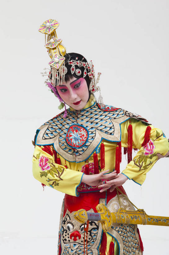 两个人,演员,竖图,彩色,白色背景,正面,化妆,北京,中国,亚洲,表演,艺术,造型,鲜艳,头饰,图片,注视,文化,脸谱,观察,看,站着,表情,竖,姿势,摄影,服饰,观看,动作,察看,关注,中国文化,唱戏,戏剧,民族服饰,演出服,京剧,东亚,戏曲,国粹,军事家,青衣,男人,女人,中国人,年轻人,情侣,半身,影棚拍摄,化装,西楚霸王,项籍,项羽,中国戏曲,传统文化,霸王别姬,虞姬,舞台妆,角色,花脸,净,bj174