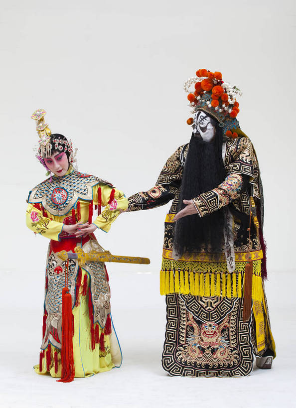 两个人,演员,竖图,彩色,白色背景,正面,化妆,北京,中国,亚洲,表演,艺术,造型,鲜艳,头饰,图片,注视,文化,脸谱,观察,看,站着,表情,竖,姿势,摄影,服饰,观看,动作,察看,关注,中国文化,唱戏,戏剧,民族服饰,演出服,京剧,东亚,戏曲,国粹,军事家,青衣,男人,女人,中国人,年轻人,情侣,全身,影棚拍摄,化装,西楚霸王,项籍,项羽,中国戏曲,传统文化,霸王别姬,虞姬,舞台妆,角色,花脸,净,bj174