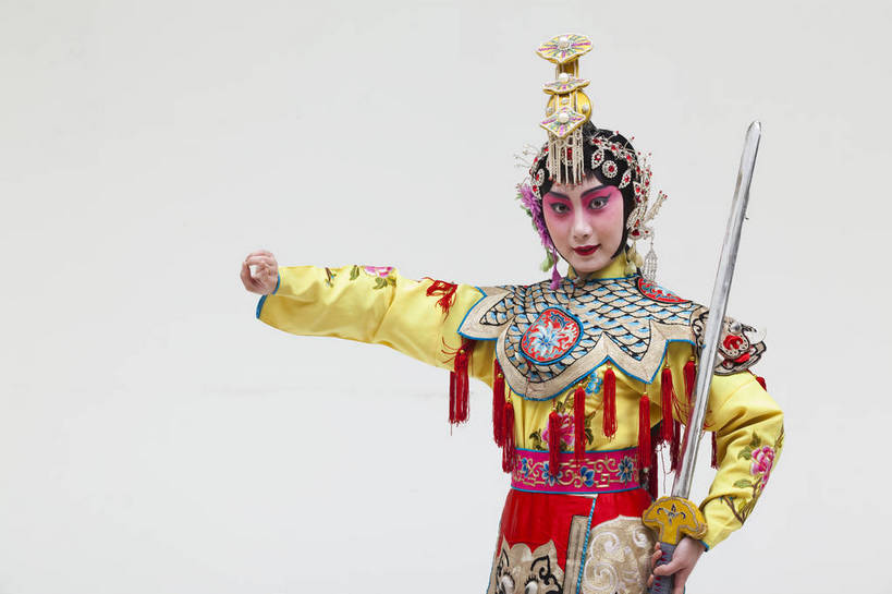 一个人,演员,横图,彩色,白色背景,正面,化妆,北京,中国,亚洲,仅一个人,表演,艺术,造型,鲜艳,头饰,图片,注视,文化,脸谱,观察,看,站着,表情,姿势,摄影,服饰,观看,动作,察看,关注,中国文化,戏剧,民族服饰,演出服,京剧,东亚,国粹,青衣,女人,中国人,年轻人,半身,影棚拍摄,化装,中国戏曲,传统文化,虞姬,舞台妆,bj174