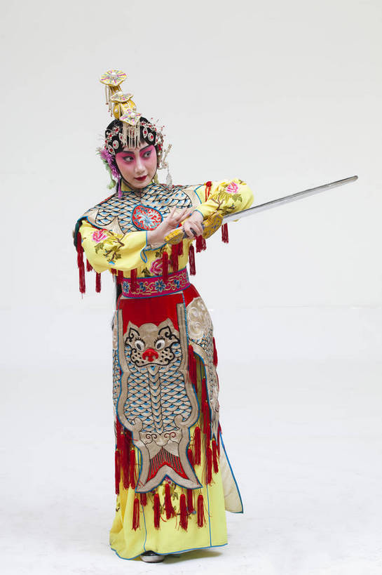 一个人,演员,竖图,彩色,白色背景,正面,化妆,北京,中国,亚洲,仅一个人,表演,艺术,造型,鲜艳,头饰,图片,注视,文化,脸谱,观察,看,站着,表情,竖,姿势,摄影,服饰,观看,动作,察看,关注,中国文化,戏剧,民族服饰,演出服,京剧,东亚,国粹,青衣,女人,中国人,年轻人,全身,影棚拍摄,化装,中国戏曲,传统文化,虞姬,舞台妆,bj174