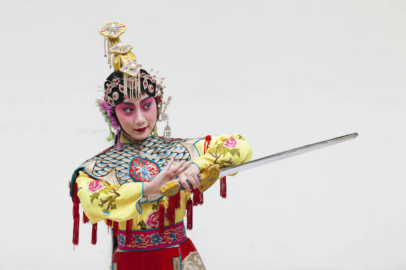 一个人,演员,横图,彩色,白色背景,正面,化妆,北京,中国,亚洲,仅一个人,表演,艺术,造型,鲜艳,头饰,图片,注视,文化,脸谱,观察,看,站着,表情,姿势,摄影,服饰,观看,动作,察看,关注,中国文化,戏剧,民族服饰,演出服,京剧,东亚,国粹,青衣,女人,中国人,年轻人,半身,影棚拍摄,化装,中国戏曲,传统文化,虞姬,舞台妆,bj174