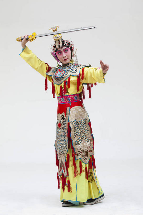 一个人,演员,竖图,彩色,白色背景,正面,化妆,北京,中国,亚洲,仅一个人,表演,艺术,造型,鲜艳,头饰,图片,注视,文化,脸谱,观察,看,站着,表情,竖,姿势,摄影,服饰,观看,动作,察看,关注,中国文化,戏剧,民族服饰,演出服,京剧,东亚,国粹,青衣,女人,中国人,年轻人,全身,影棚拍摄,化装,中国戏曲,传统文化,虞姬,舞台妆,bj174