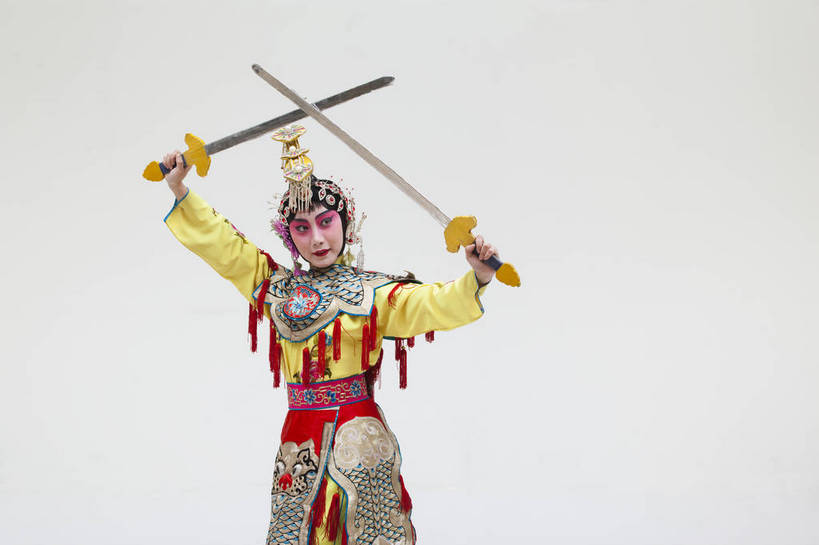 一个人,演员,横图,彩色,白色背景,正面,化妆,北京,中国,亚洲,仅一个人,表演,艺术,造型,鲜艳,头饰,图片,注视,文化,脸谱,观察,看,站着,表情,姿势,摄影,服饰,观看,动作,察看,关注,中国文化,戏剧,民族服饰,演出服,京剧,东亚,国粹,青衣,女人,中国人,年轻人,半身,影棚拍摄,化装,中国戏曲,传统文化,虞姬,舞台妆,bj174